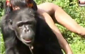 Vídeos de sexo com namorada paulista sentando na pica e tomando tapa na bunda gostosa - Mulheres transando com macaco